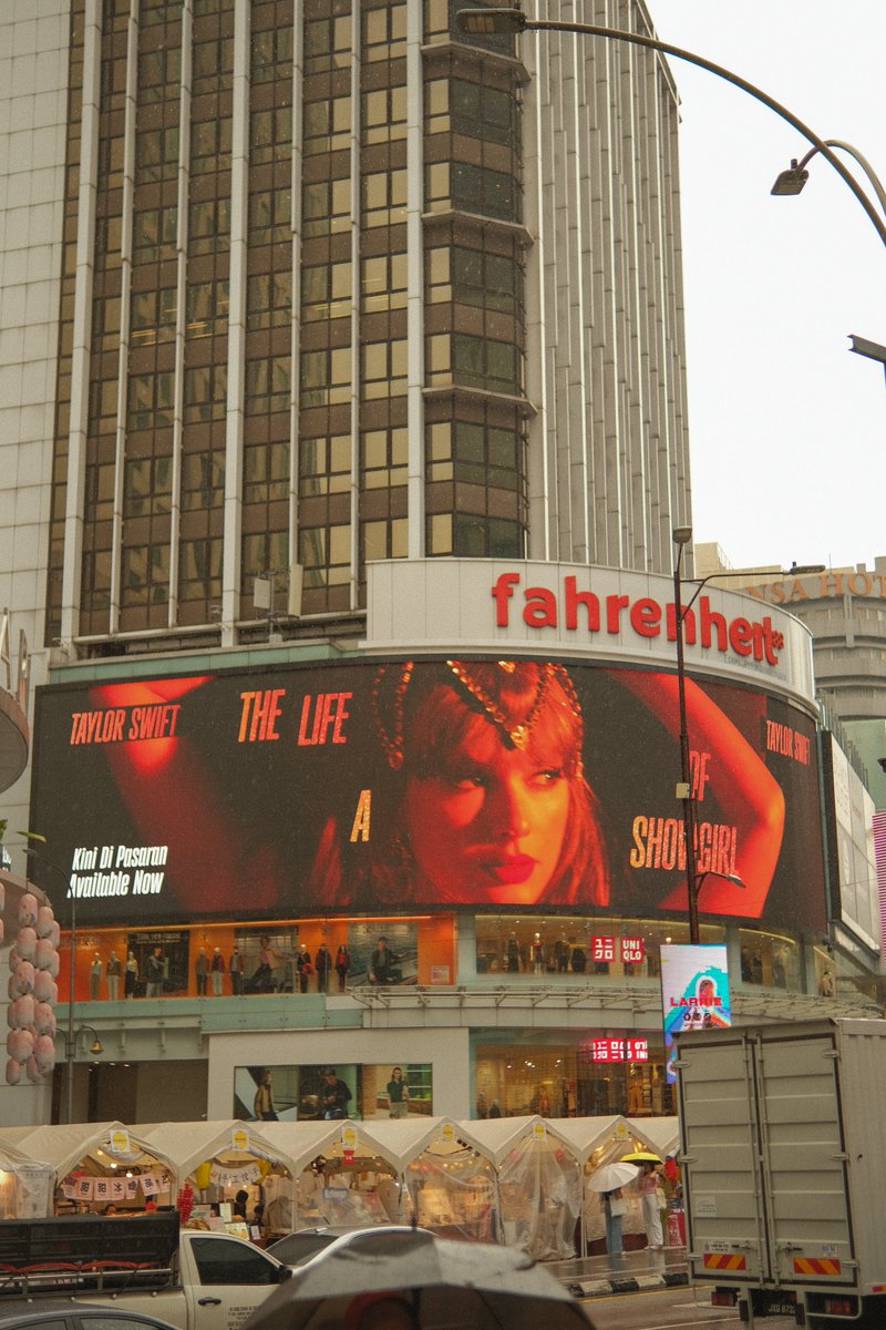 tswiftMY's tweet image. Taylor swift stuns at bukit bintang 🧡🧡❤️‍🔥 only showing til October 9!! ❤️‍🔥🧡✨✨