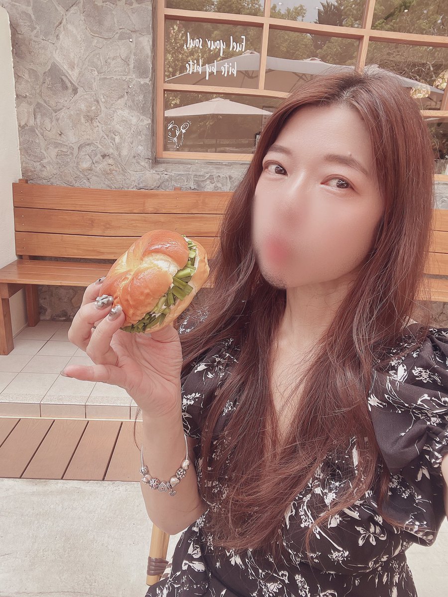 被某位隱藏人物燒到的貝果店

又美 又好吃的貝果
氛圍感滿滿的網美店

韭菜奶酪貝果 是店家的熱銷口味
但⋯我不行😅 

其他 都很好吃😋

🈲轉推 🈲認親