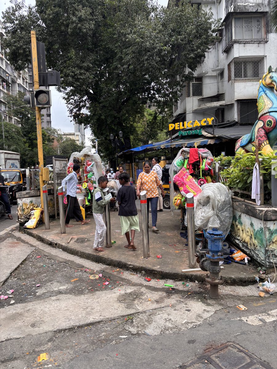 basyaar69's tweet photo. @mybmcWardRS again after multiple times complaint - still these hawkers and beggars sittng right outside Namaha Hospital Kandivali West. Why no strict action takn? https://t.co/Aq5eIMvsDR