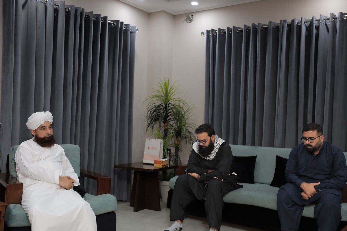 JN_Araain's tweet image. Dr. Osama Riaz back from his "Sicily detour" and safely in Pakistan yesterday! 😂😂 Who knew the #FlotillaGaza was just a fancy holiday cruise + prime spot for laundering drug &amp;amp; charity cash? Mission "accomplished"? #GazaFlotilla #AidScam #HolidayHeroes