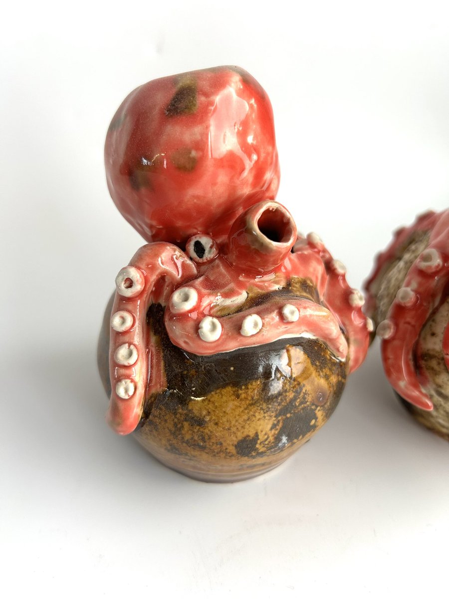 akitagawap's tweet photo. たこ壺🐙酒器になります。
最近知ったけどたこの口って思ってたところはむしろお尻だった https://t.co/tx6GSK2dl6