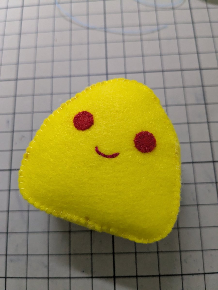 お米部分と卵部分間違えてカットしてて、黄色い部分ある程度縫い付けてから気付いた…。
🍙の海苔部分的なところがケチャップライスなのは不思議すぎるので、顔つけてお家用💪
これはこれでありかもしれないので検討するのもありかな🤔
