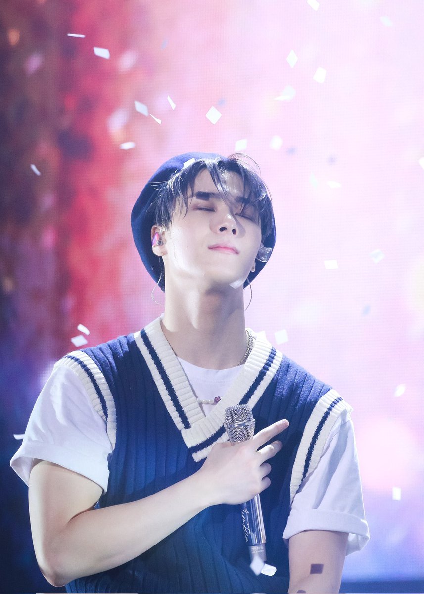 빈이 형~~
잘 지내고 있나? ㅎㅎㅎ
여기는 이제 추석 한가위 연휴가 오늘부터 시작이야~
그곳에서 아프지 않고 행복하게 보내고 있지? 
다행이다… 여기는 각자 열심히 최선을 다 하고 있고 우리 맏형즈 엠형이랑 진진 형은 이제 주니지니 팬파티 해외공연 홍콩부터 시작해서 추석연휴에도 바쁘게