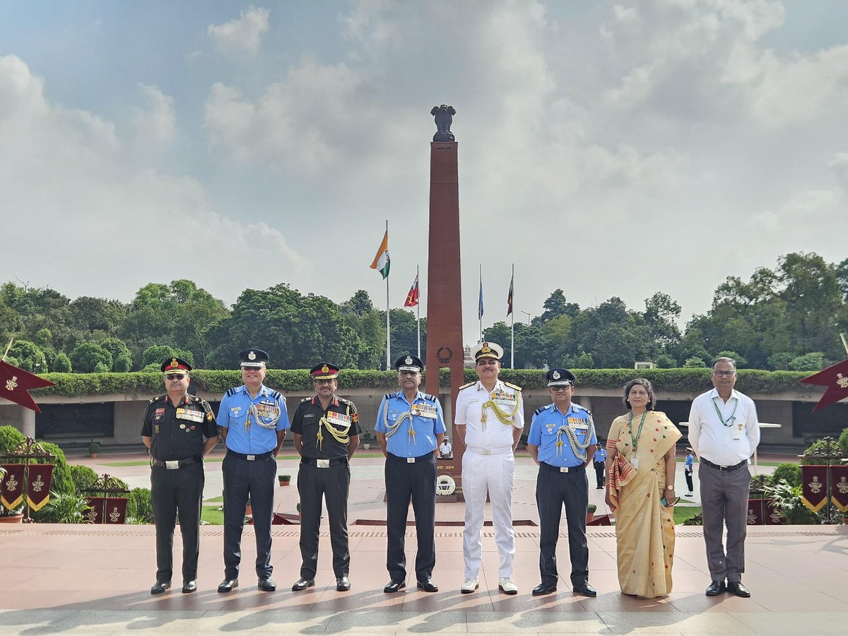 salute2soldier's tweet photo. On the momentous occasion of 25th #HQIDS Raising Day, Air Mshl Ashutosh Dixit, AVSM, VM, VSM, CISC, saluted the indomitable valour of #fallenheroes at #NWM, while extending deepest gratitude to all ranks of #IntegratedDefenceStaff for fortifying jointmanship &amp; warfighting synergy https://t.co/wOXDNCFiZK