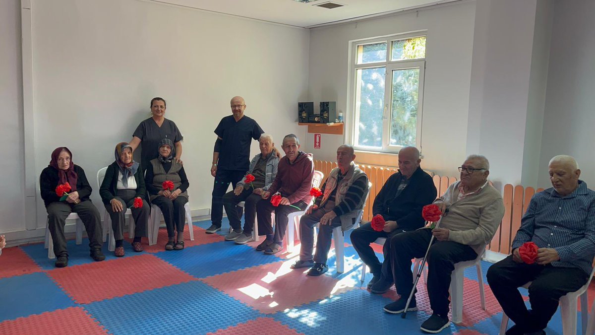 🌸 Miniklerden anlamlı jest!

1 Ekim Dünya Yaşlılar Günü’nde, Büyükşehir Belediyesi Bizim Çocuk Evi minikleri, Zihinsel Engelli Gündüz Yaşam Merkezimizde bakım gören alzheimerlı büyüklerini ziyaret etti. 💛

Kendi elleriyle hazırladıkları çiçekleri takdim eden çocuklar, birlikte