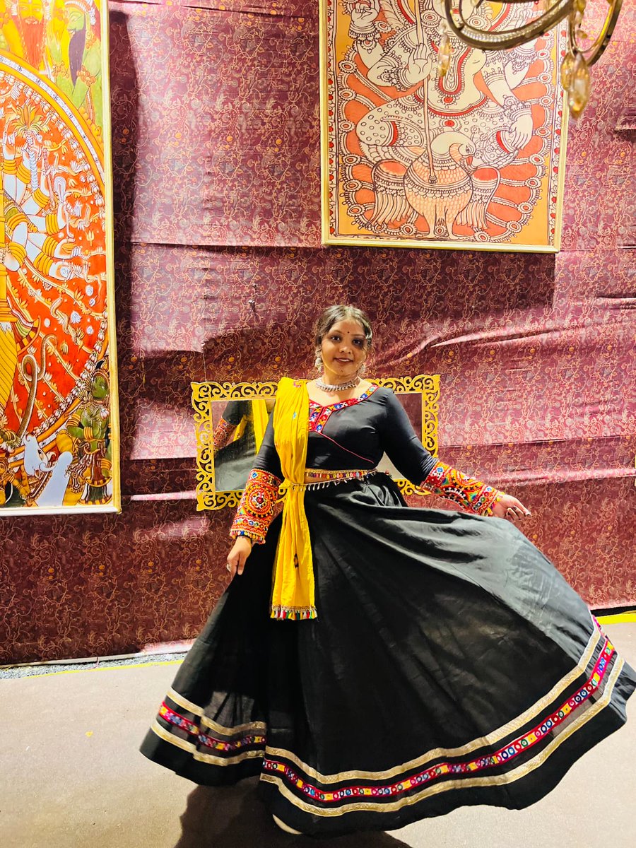 maitripatel4419's tweet image. So happy to share a #Navratri discovery! 
I noticed the beautiful #MataNiPachedi-the Gujarati art that just got its #GITag (facilitated by @InfoGujcost)!
 Always something new to explore in our culture. 🙏
#NavratriVibes #IndianHeritage #MataNiPachedi