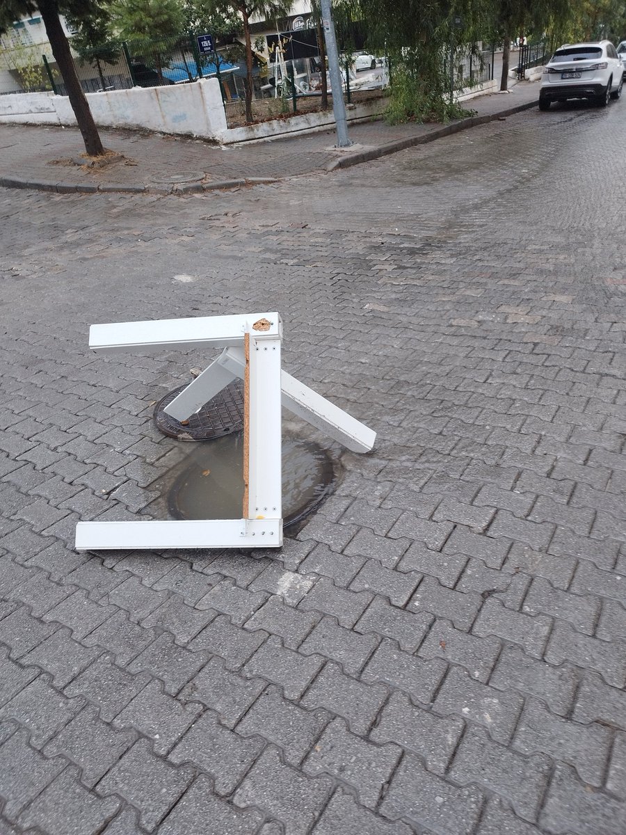 Evka3 mah 126/1 ile 126/5 kesişiminde böyle bir durum var acil destek. Çok tehlikeli <a href="/izmirhim/">İzmir HİM</a> <a href="/izmirbld/">İzmir Büyükşehir Belediyesi</a> <a href="/bornovabld/">Bornova Belediyesi</a>