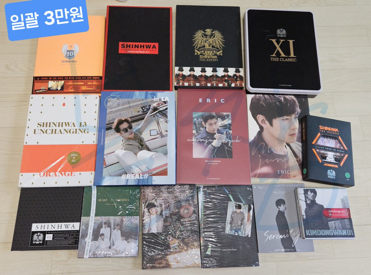 BLACKCHAMCHI's tweet photo. 신화 앨범 및 공식 굿즈 양도합니다🧡
사진1- 3만원/ 신화 앨범 및 DVD, 신혜성 김동완 전진 앨범, 에릭 화보집
사진2- 3만원/ 신화 여권케이스, 신화 신혜성 에릭 뱃지 키링 등
모두 사면 에눌 가능!!
@sh_salesbot 감사합니다!🧡 https://t.co/6241zi4qJZ