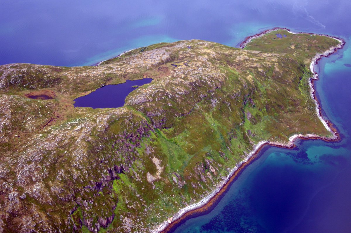 Karlsøy — an island world where the sea sings and the mountains guard the silence. 
#Karlsøy #Nature #lassetur
50175003