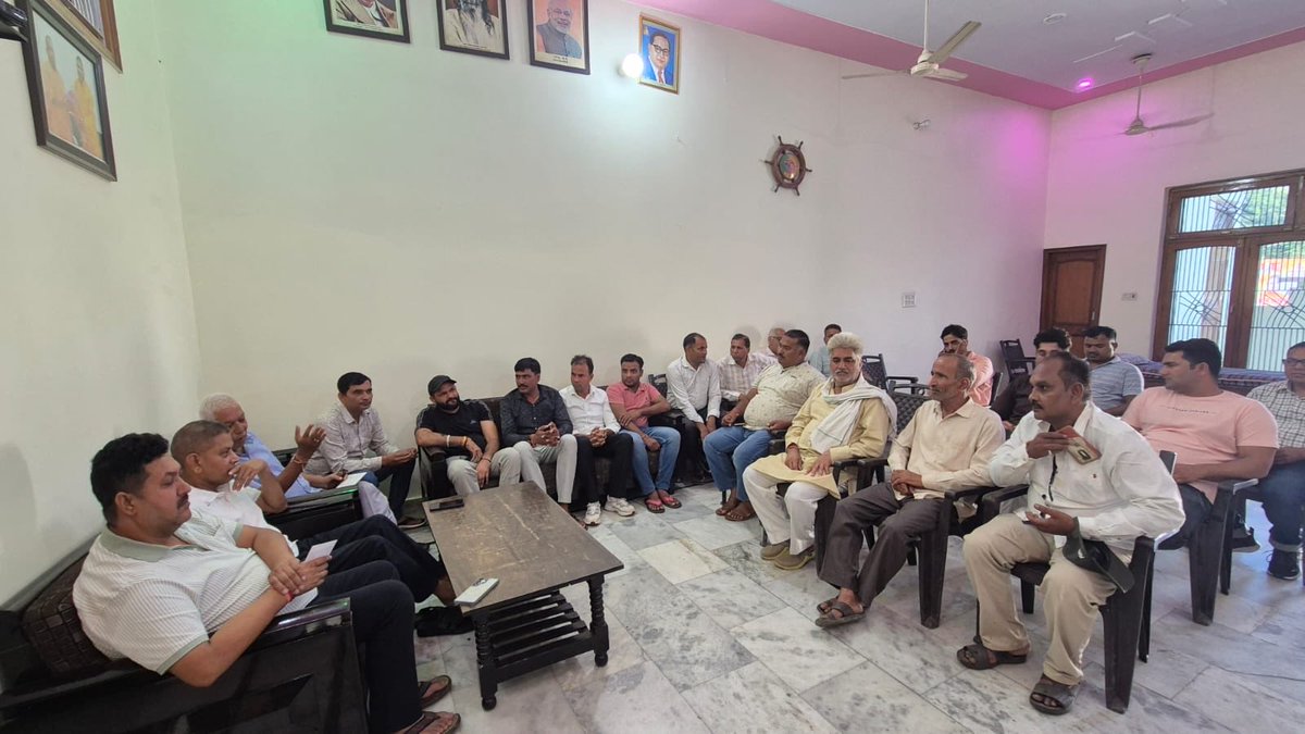 📍 जनता दर्शन 

आज कैंप कार्यालय नहटौर पर आए भारतीय जनता पार्टी के पदाधिकारियों एवं क्षेत्रवासियों से भेंट कर उनकी समस्याएं सुनीं। समाधान की दिशा में त्वरित कार्यवाही के लिए संबंधित अधिकारियों को निर्देश दिया।

जनसेवा हमारे लिए सिर्फ एक ज़िम्मेदारी नहीं, बल्कि एक पुनीत संकल्प है