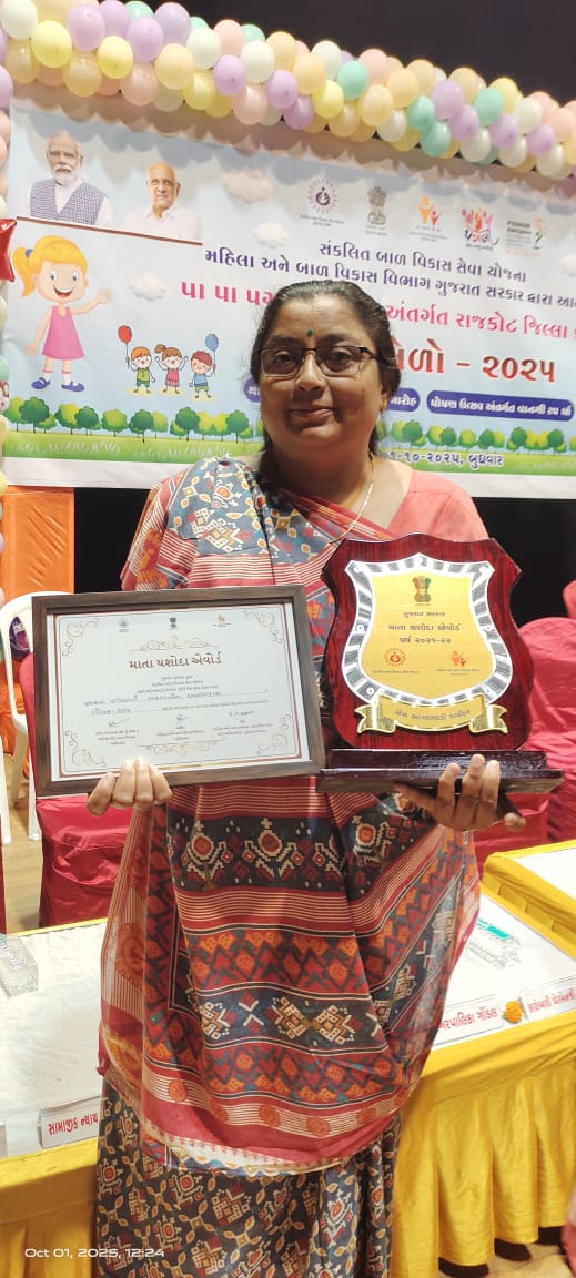 આંગણવાડી કાર્યકર અને હેલ્પરની શ્રેષ્ઠ કામગીરીને બિરદાવવા માટે ધુલિયા દોમડા આંગણવાડી કાર્યકર અરૂણાબેન હરિયાણી અને  તેડાગરને માતા યશોદા એવોર્ડ એનાયત કરવામાં આવ્યો.
<a href="/WCDGujarat/">Women & Child Development, Govt of Gujarat</a> 
<a href="/BhanubenMLA/">Bhanuben Babariya</a>
<a href="/DDORAJKOT1/">District Panchayat Rajkot</a> 
<a href="/ICDS__RAJKOT/">ICDS__RAJKOT</a> 
<a href="/POSHAN_Official/">POSHAN Abhiyaan</a>