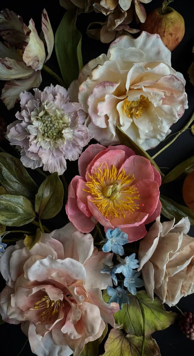 Superhuisvrouw's tweet image. Niet van echt te onderscheiden, zo teer, lieflijk en kwetsbaar zijn deze kunstwerkjes. Geloof het of niet deze bloemen zijn van gemaakt van #suiker! Gezien bij smaakvolle expositie ‘Grand Dessert’ in KM21. Natasja Sadi creëerde ze. Voor haar workshops:  natasjasadi.com/pages/sugar-fl…