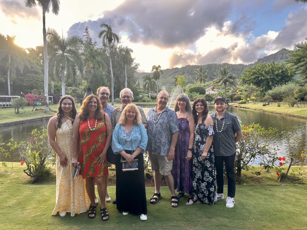 ebworswick's tweet photo. Soaking up the last few days of Hawaii. 🌅❤️🌺☺️ https://t.co/oXa33LSG0h