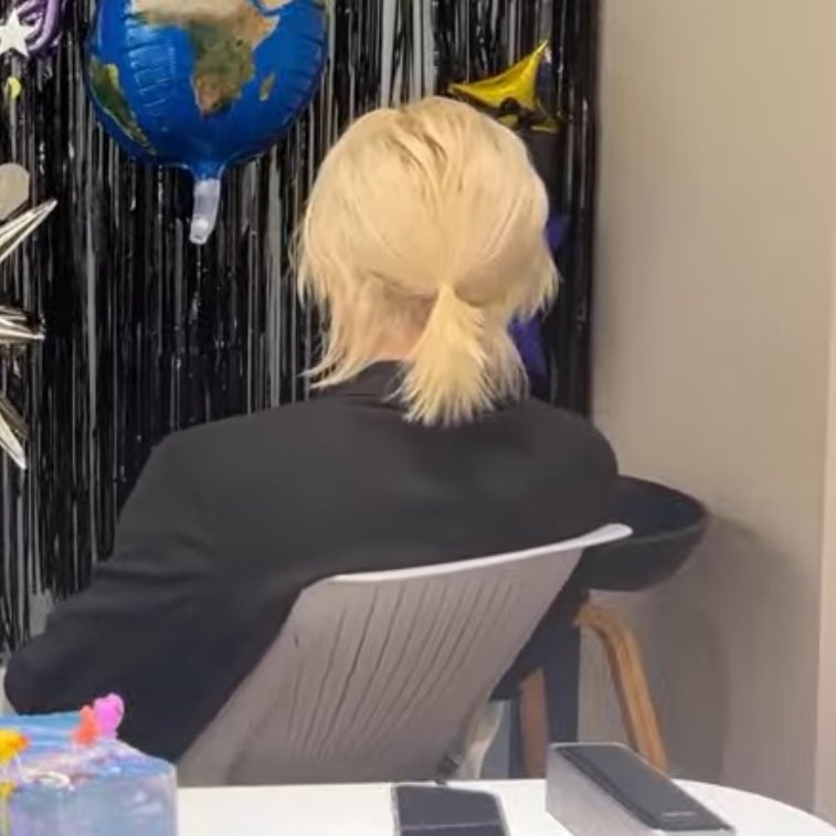 hourly bang chan tweet media