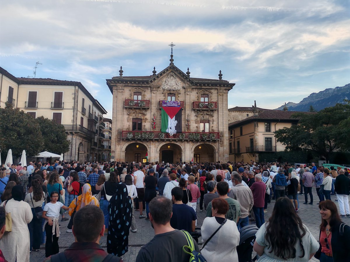 Palestinaren kontrako genozidioa eta Global Sumud Flotillaren bahiketa salatzeko mobilizazioan izan gara.

Mugarik gabe erasotzen, laguntza humanitarioa geldiaraztea... Israelen ekintzen bortizkeriak ez du mugarik.

Noiz arte?