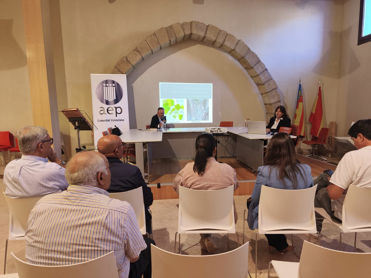 La AEP celebró en la C. Valenciana una nueva jornada de #ProtocoloCercano con alcaldes y representantes municipales en Alpuente.
Esta tarde, seguimos en Riba-roja de Túria con su alcalde Robert Raga y municipios del Camp de Túria. aeprotocolo.org/jornadas-de-pr…