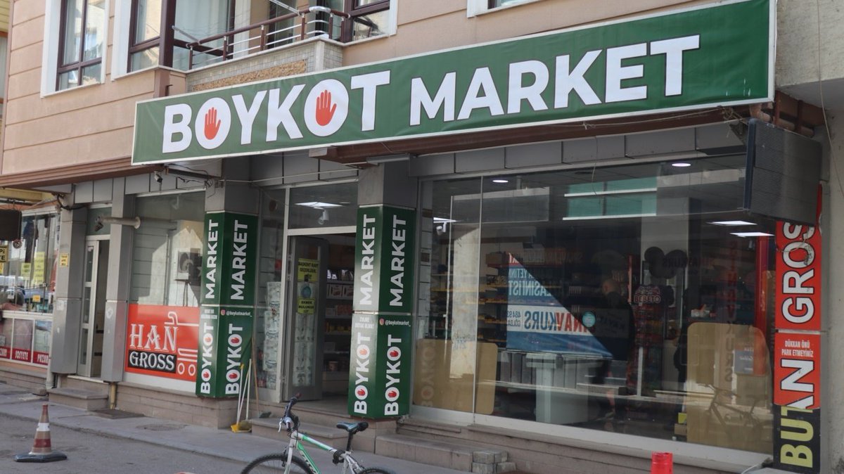 AmacAllahRizasi's tweet photo. Ankara Gölbaşı İlçesinde Bir Esnaf, Filistin'e Destek Amacıyla Marketinden Siyonist İşgalci israil ve Bağlantılı Tüm Ürünleri Raftan Kaldırarak Marketini Boykot Markete Çevirdi.

#FreePalestine #deprem Gazze'ye Serkan Çiçek https://t.co/ORTT3XuRwD