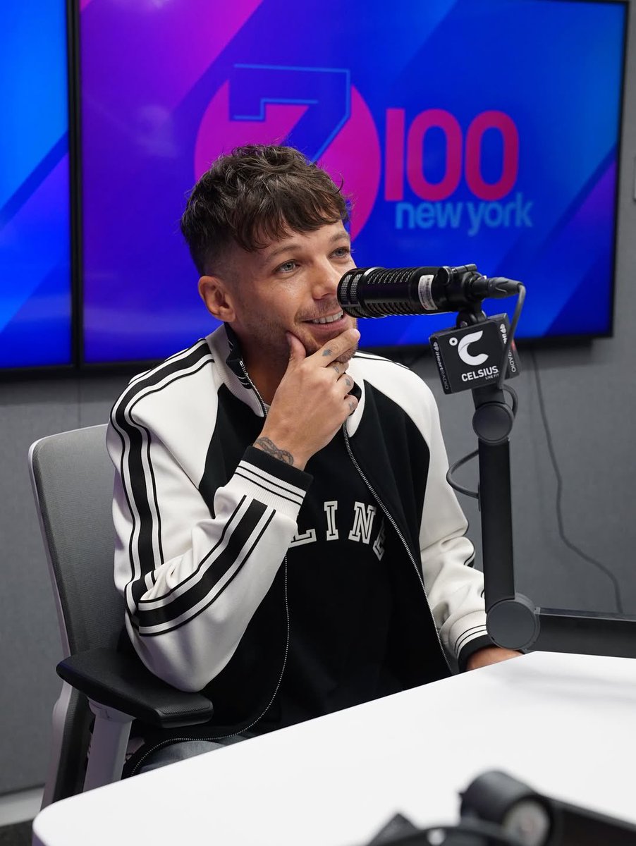 📸| Louis con el presentador Josh Martinez en la radio Z100 de Nueva York el miércoles!

©yojoshmartinez
