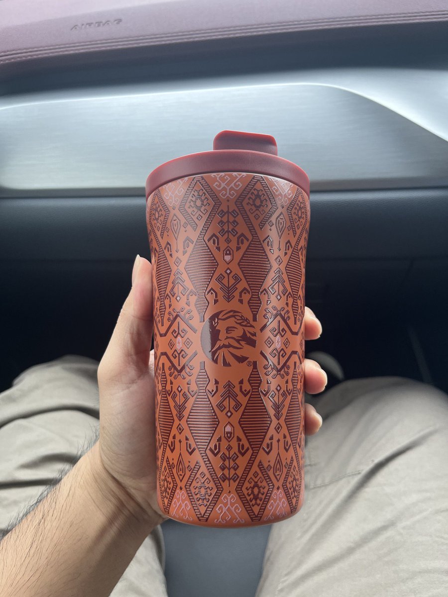 IniAlalalannn's tweet photo. and boleh je collab dengan ZUS kan?? aku sendiri beli yang design Pua Kumbu ni dulu.. Now ada corak lawangan, labu sayong and Peranakan punya design.. what a missed opportunity
https://t.co/R3xiCl2H9j https://t.co/07nXMLqBr7