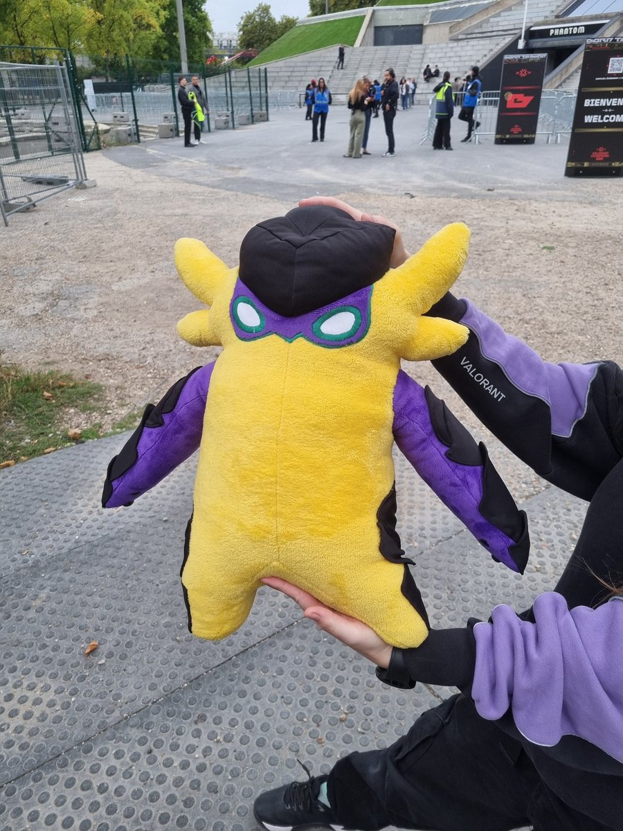 amontrasia's tweet photo. Me and _the baby_ are at Champions Paris, feel free to come say hi :) #VALORANTChampions https://t.co/dkWpdZFm0T