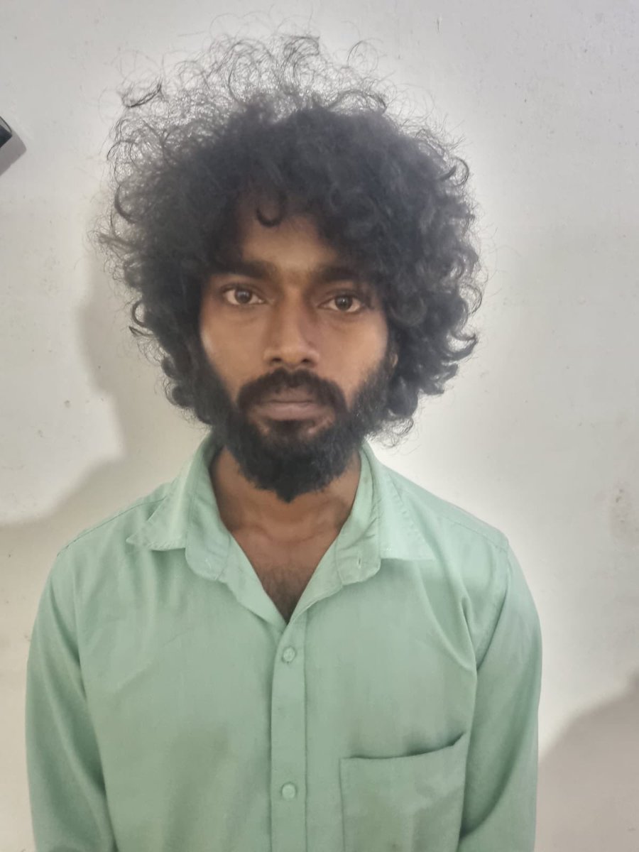 என்மேல கை வைங்க CM சார்... என் ரசிகர்களை ஒன்னும் செஞ்சிடாதீங்க

அப்படி வச்சா?

அது யாருன்னே தெரியாதுன்னு சொல்லிடுவோம் 🚶🚶