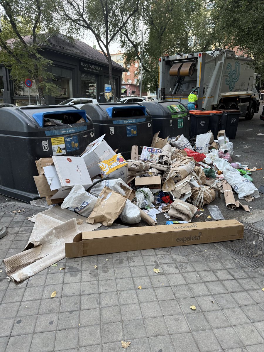 RResistente's tweet image. Igual así @AlmeidaPP_ limpia el Barrio del Pilar 🫶🏻🍉