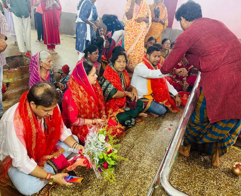 _PK_BJP's tweet photo. ବୀରମିତ୍ରପୁର ଠାରେ ମା ସମଲେଶ୍ବରୀଙ୍କ ମନ୍ଦିର ଦର୍ଶନ କରିଥିଲି।  ଏବଂ ସ୍ଥାନୀୟ ପୂଜା କମିଟି ସଦସ୍ଯ ବନ୍ଧୁ ମାନଙ୍କର ନିମନ୍ତ୍ରଣ ରକ୍ଷା କରି ମା ଦୁର୍ଗାଙ୍କ  ପୂଜା ମଣ୍ଡପ ବୁଲି ମାଙ୍କ ଦର୍ଶନ ଲାଭ କରିଥିଲି। https://t.co/Iy6o2v9Lw0