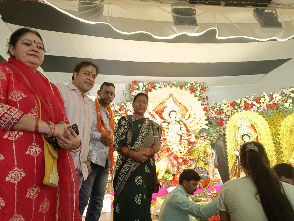 _PK_BJP's tweet photo. ବୀରମିତ୍ରପୁର ଠାରେ ମା ସମଲେଶ୍ବରୀଙ୍କ ମନ୍ଦିର ଦର୍ଶନ କରିଥିଲି।  ଏବଂ ସ୍ଥାନୀୟ ପୂଜା କମିଟି ସଦସ୍ଯ ବନ୍ଧୁ ମାନଙ୍କର ନିମନ୍ତ୍ରଣ ରକ୍ଷା କରି ମା ଦୁର୍ଗାଙ୍କ  ପୂଜା ମଣ୍ଡପ ବୁଲି ମାଙ୍କ ଦର୍ଶନ ଲାଭ କରିଥିଲି। https://t.co/Iy6o2v9Lw0