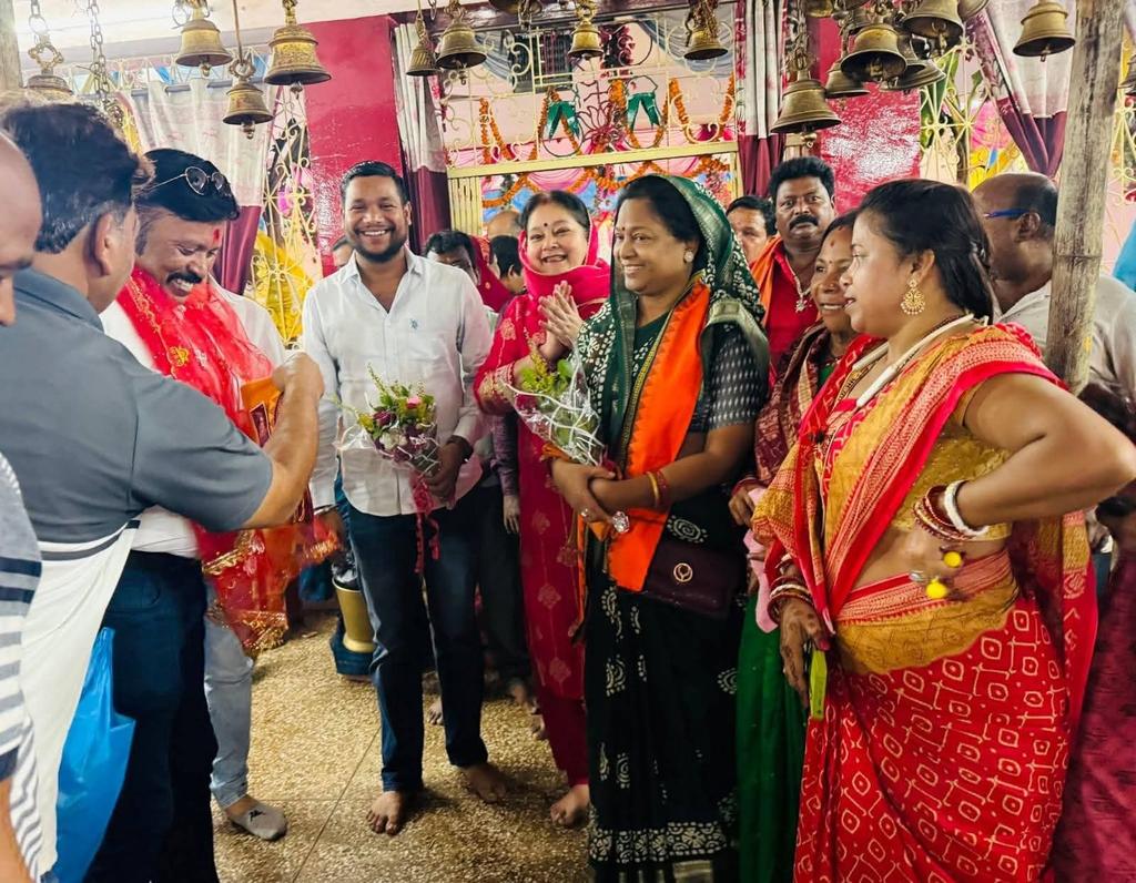 _PK_BJP's tweet photo. ବୀରମିତ୍ରପୁର ଠାରେ ମା ସମଲେଶ୍ବରୀଙ୍କ ମନ୍ଦିର ଦର୍ଶନ କରିଥିଲି।  ଏବଂ ସ୍ଥାନୀୟ ପୂଜା କମିଟି ସଦସ୍ଯ ବନ୍ଧୁ ମାନଙ୍କର ନିମନ୍ତ୍ରଣ ରକ୍ଷା କରି ମା ଦୁର୍ଗାଙ୍କ  ପୂଜା ମଣ୍ଡପ ବୁଲି ମାଙ୍କ ଦର୍ଶନ ଲାଭ କରିଥିଲି। https://t.co/Iy6o2v9Lw0