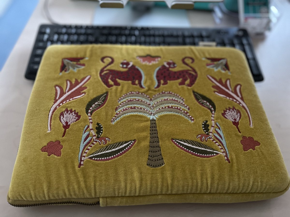 Dat je een nieuwe laptophoes hebt..