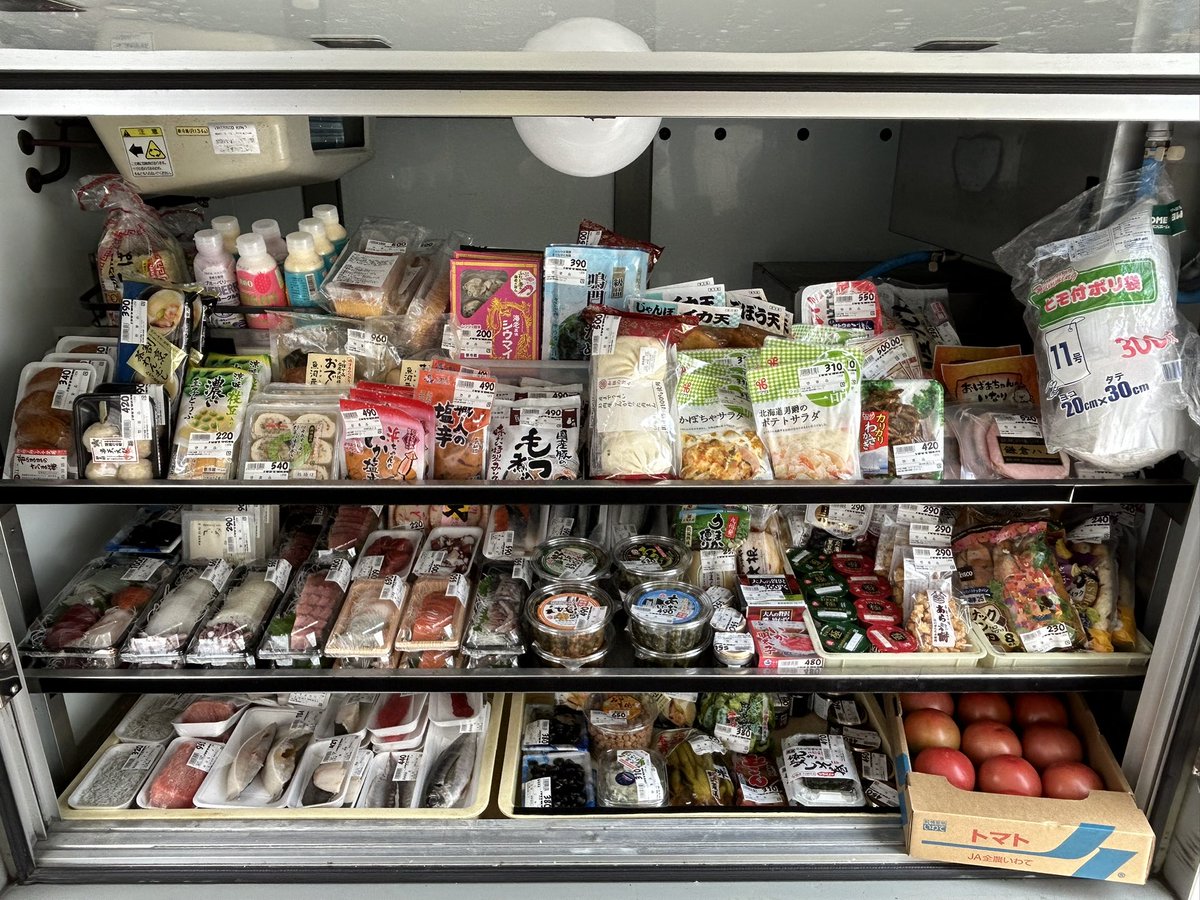 yamato_sardine's tweet photo. 【緊急参戦 拡散お願いします】

三郷市に拠点を置き、三郷市内を巡回する唯一の移動販売の魚屋をご存知ですか？

お豆富の移動販売で10年間、取手市から三郷市に通って感じたこと「魚はどこで買うんだ？」から三郷市に移住、魚を捌いたこともなかった46歳のオッサンが魚屋を始めました。

始めて９ヶ月

最近、味も盛りつけも��客様から褒めていただけることが増えてきたので

明日16時頃より

早稲田３丁目８-１　福祉のニッカ様の敷地をお借りして販売させていただきます。

花火と刺身？
ちょっと微妙なのは知っています。

見ていただけるだけでいいんです！
存在を知って欲しいんです。

弊店のウリは新鮮さ！
市場皆勤賞です！

魚屋なら、そんなの当たり前
僕もそう思っていましたが…。

みなさまのご来店、心よりお待ちしております。