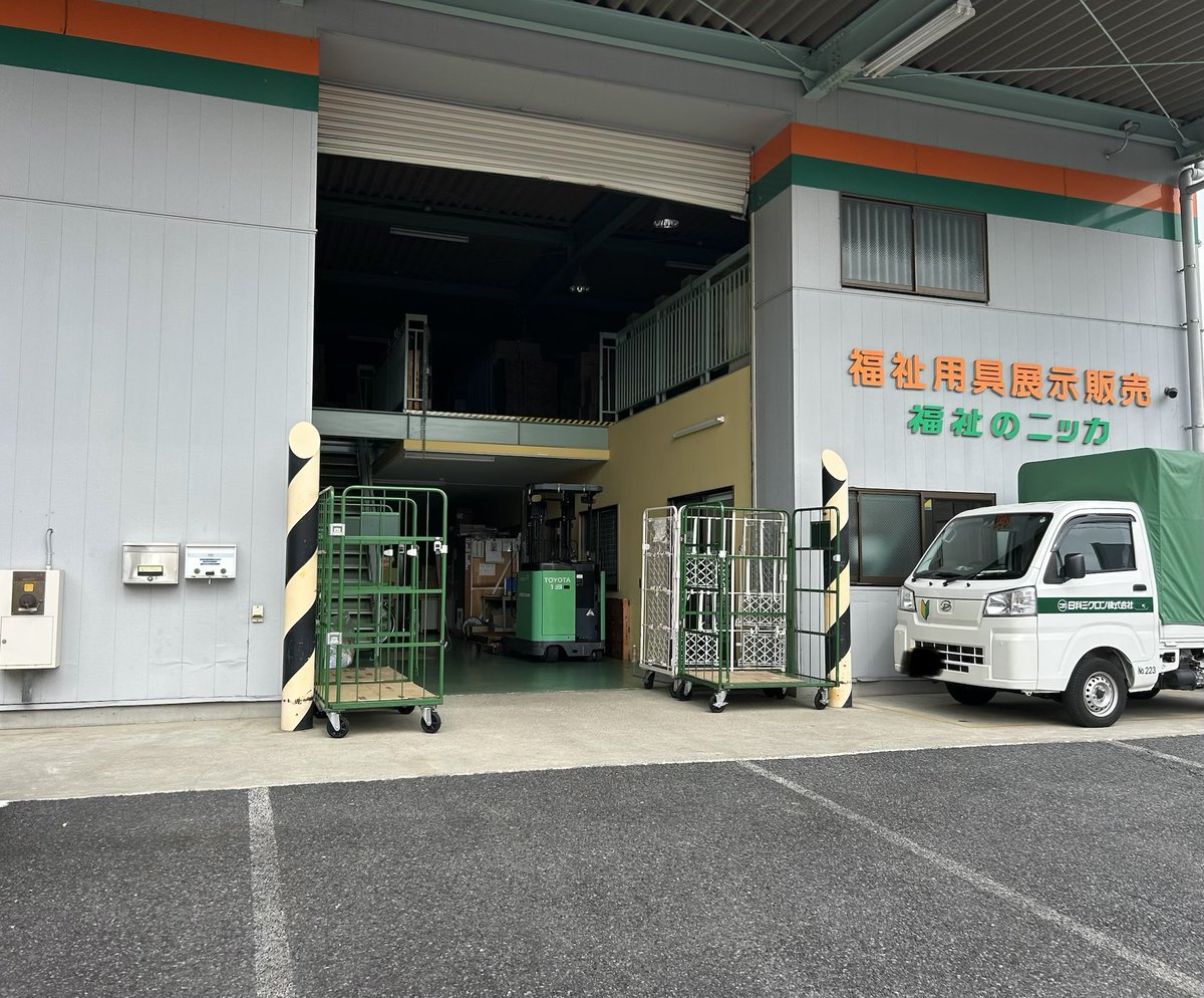 yamato_sardine's tweet photo. 【緊急参戦 拡散お願いします】

三郷市に拠点を置き、三郷市内を巡回する唯一の移動販売の魚屋をご存知ですか？

お豆富の移動販売で10年間、取手市から三郷市に通って感じたこと「魚はどこで買うんだ？」から三郷市に移住、魚を捌いたこともなかった46歳のオッサンが魚屋を始めました。

始めて９ヶ月

最近、味も盛りつけも��客様から褒めていただけることが増えてきたので

明日16時頃より

早稲田３丁目８-１　福祉のニッカ様の敷地をお借りして販売させていただきます。

花火と刺身？
ちょっと微妙なのは知っています。

見ていただけるだけでいいんです！
存在を知って欲しいんです。

弊店のウリは新鮮さ！
市場皆勤賞です！

魚屋なら、そんなの当たり前
僕もそう思っていましたが…。

みなさまのご来店、心よりお待ちしております。