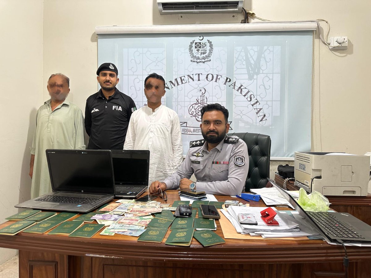 پی ار نمبر: 802/2025
ایف آئی اے کمپوزٹ سرکل لاڑکانہ کی ٹیم کا پاسپورٹ آفس قمبر سٹی پر چھاپہ
چھاپے کے دوران 2 ایجنٹ نور محمد اور امجد علی گرفتار   
ملزمان سے 21 پاسپورٹس, 2 لیپ ٹاپ اور کپیوٹر برآمد
ملزمان کے لیپ ٹاپ اور کمپیوٹرز سے پاسپورٹس درخواستگزار کے حوالے سے بھی ریکارڈ برآمد