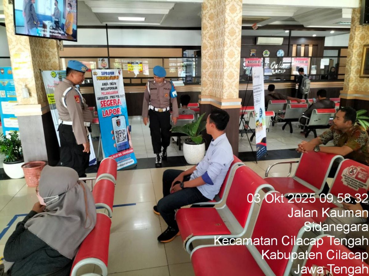 sosialisasi  dari propam polresta cilacap kepada masyarakat di pelayanan samsat cilacap