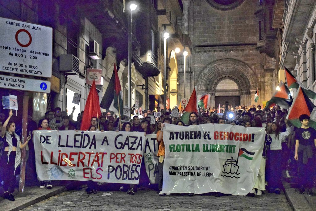 EndavantPonent's tweet photo. 🇵🇸 Ponent amb Palestina

Ahir altres poblacions del territori també van prendre places i carrers per solidaritzar-se amb Palestina.

📍Almacelles 
📍Balaguer
📍Lleida
📍Tàrrega 

Seguim assenyalant la complicitat i defensant la resistència del poble palestí ✊🏽 https://t.co/zkVPZk66jM