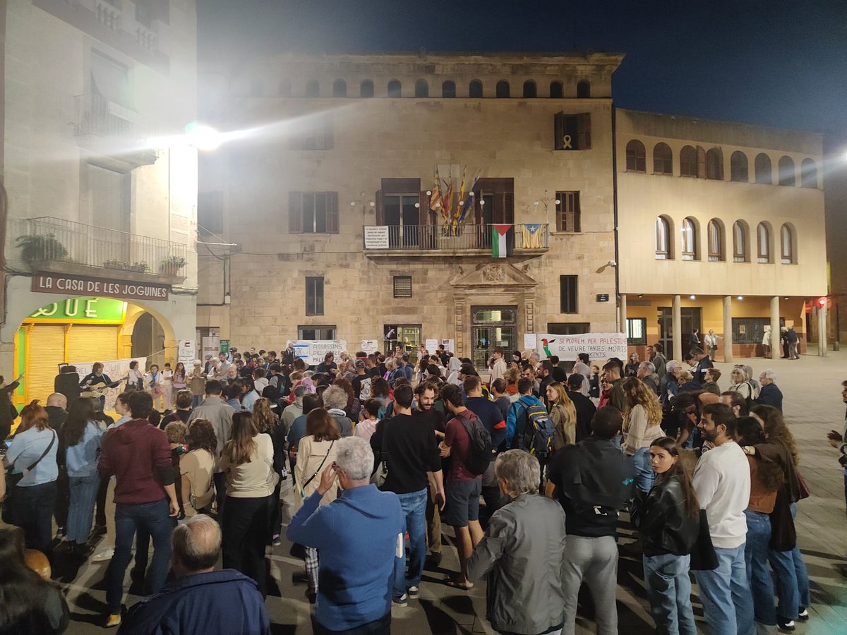 🇵🇸 Ponent amb Palestina

Ahir altres poblacions del territori també van prendre places i carrers per solidaritzar-se amb Palestina.

📍Almacelles 
📍Balaguer
📍Lleida
📍Tàrrega 

Seguim assenyalant la complicitat i defensant la resistència del poble palestí ✊🏽