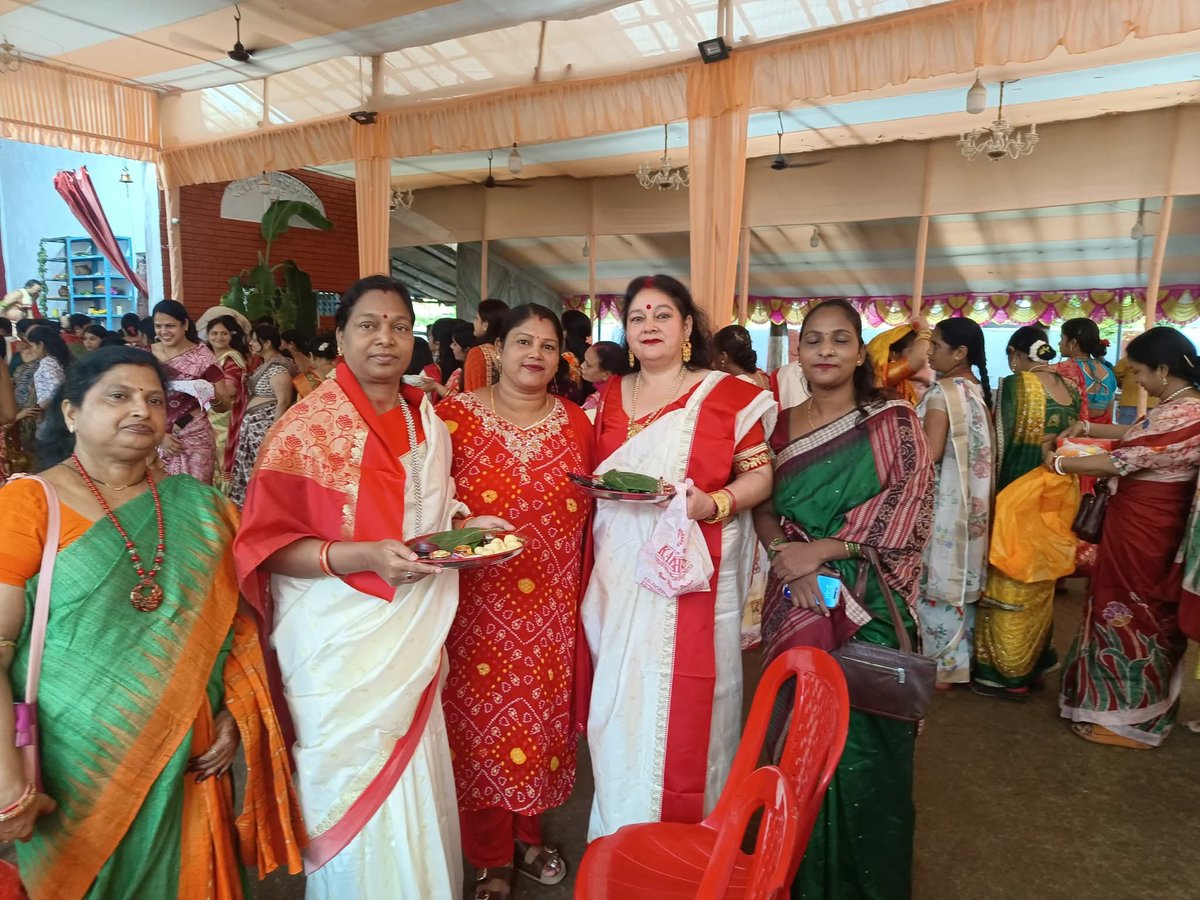 _PK_BJP's tweet photo. ରାଉରକେଲାର ଓଲ୍ଡ ଷ୍ଟେସନ ରୋଡ ବଙ୍ଗାଳୀପଡା ଠାରେ ବଙ୍ଗାଳୀ ସମ୍ପ୍ରଦାୟ ତରଫରୁ ଆୟୋଜିତ ସିନ୍ଦୁର ଖେଳ ରେ ସ୍ଥାନୀୟ ବାସିନ୍ଦାଙ୍କ ଆଗ୍ରହ କ୍ରମେ ଯୋଗ ଦେଇଥିଲି। https://t.co/fGXO4S7RC0