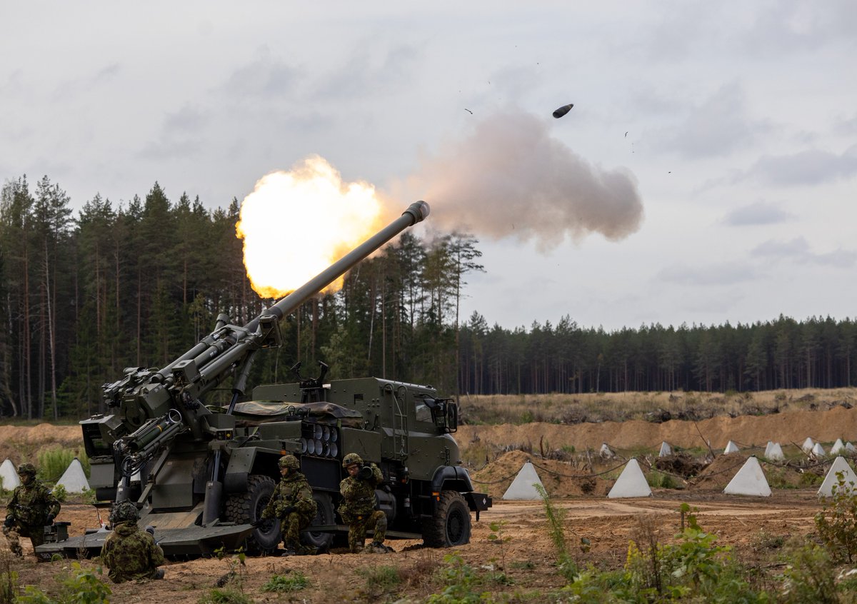 Kaitsevagi's tweet photo. The multinational Ex #Pikne concluded yesterday with live-fire drills, where reservists fired HIMARS and CAESAR systems. Involving reservists called up during Ex #Okas, the defensive exercise ran from 18 Sept to 2 Oct with about 3000 troops across land, air and sea. 🇪🇪🇫🇷🇬🇧🇺🇸🇱🇻🇨🇦 https://t.co/HSSPn5w9rv