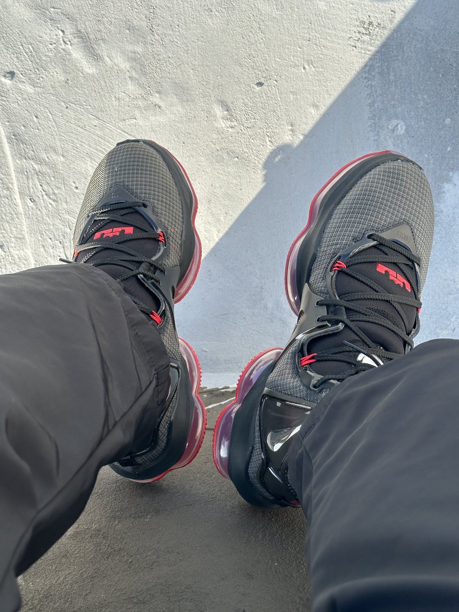 looo_05's tweet photo. 天氣好熱🥵 #LBJ19 https://t.co/N2XToBxZHH