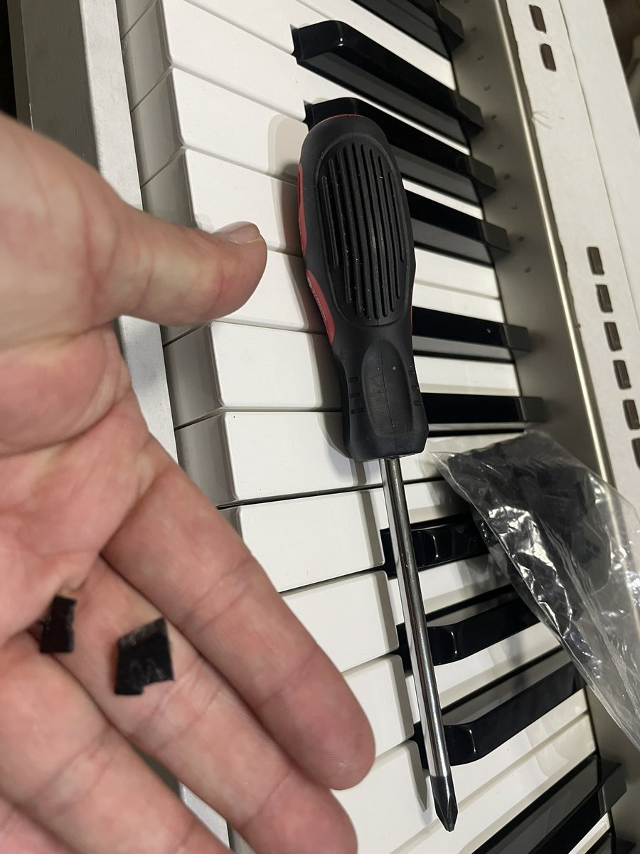 ki_ma_pi's tweet photo. 鍵盤のゴムがどんどん劣化していきます。
ある程度の数沈んだらその都度直してるが
ピアノ分解したら毎回ネジが余るのなんでだろね
#CASIO
#Privia
#電子ピアノ https://t.co/KE10RYLO7e