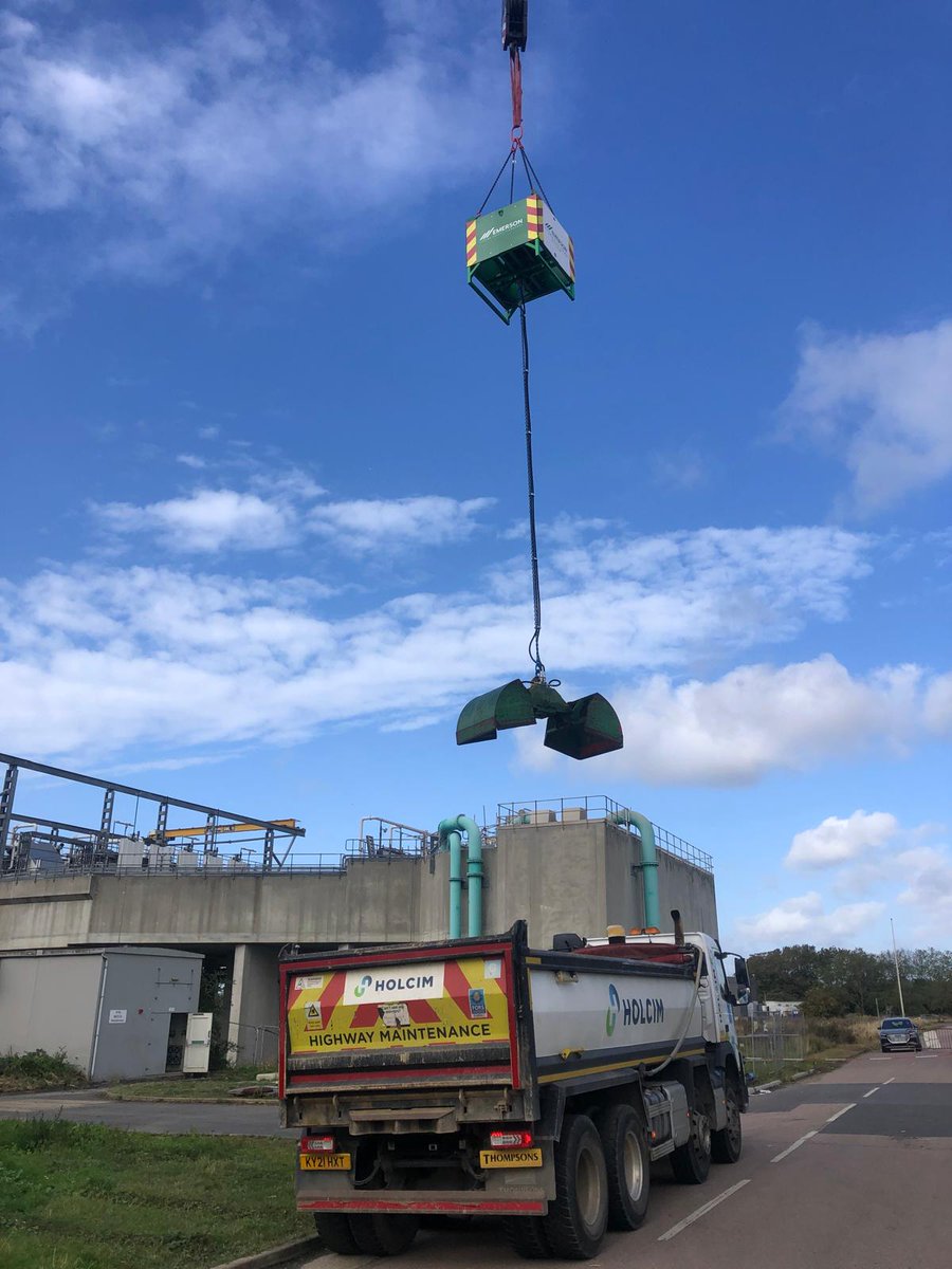 EmersonHire's tweet image. Our exceptionally talented engineering team have built Emerson its very own hydraulic grabber.

It was booked up to go on site as soon as it was completed, so off it went on its maiden voyage to get stuck in!

#Emerson #MechanicalEngineering #HydraulicTechnology