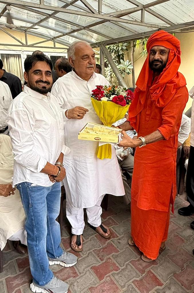 BaljinderDhars3's tweet photo. आज रोहतक निवास पे हमारे महंत@BholenathMahant जी 
के साथ हमारे नेता चौधरी @BhupinderShooda जी को 
नेता प्रतिपक्ष बनने पे बधाई ओर शुभकामनाएं दी,
हमारे नेता जी ने महाराज जी ओर हम सबको फील्ड में सक्रिय होकर पार्टी को मजबूत करने का आदेश दिया, https://t.co/wI3p7p4Fdm