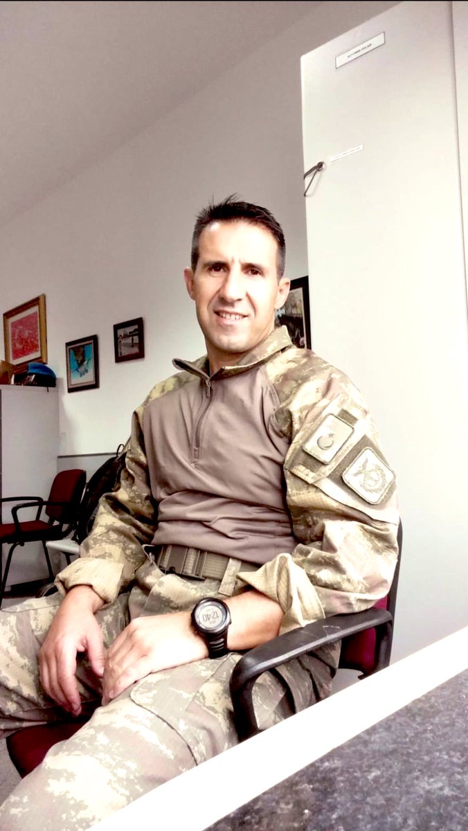 militerenstitu's tweet photo. Orkun Özeller’in avukatı Doğukan Kozan:

“Dün sabah 06:00 sıralarında nakil için Ordu Cezaevinden çıkarılmış olmasına rağmen ne yakınlarına ne de vekili olarak bize bilgi verilmemiştir. 

Öğleden önce bir meslektaşımızın ziyareti üzerine Ordu Cezaevinde bulunmadığı anlaşılmış, Cezaevi idaresine sorulduğunda sevk edilmekte olduğu, güvenlik sebebiyle (!) götürüleceği yerin bilgisinin paylaşılamayacağı söylenmiştir. 

Araştırmalarımız neticesinde Marmara Kapalı Ceza İnfaz Kurumu 5 nolu L tipi cezaevine nakledildiği öğrenilmiştir. Ancak görüşe geldiğimizde burada da olmadığı anlaşılmış ve infaz memurlarınca meşhurlar koğuşu, küçük meclis gibi isimlerle anılan 9 nolu L tipi cezaevinde bulunduğu tespit edilmiştir.

Nakil işlemini aktaran Özeller, bana düşmanlarımın yapamadığını idareciler Türk askerine yaptırdı diyerek 6 Saat boyunca görevliler için durulmasına rağmen kendisine tuvalet ihtiyacı için izin verilmediğini, yemek molasında bir bardak çay talebine rağmen vermediklerini, kendisini götüren 6 kişilik ekipten 5 kişinin dayanamayıp muhalefet de etseler ekip başının bu yöndeki talimatlarına uyduklarını dile getirmiştir. 

An itibariyle B-35 koğuşunda yalnız, bırakın televizyonu saat dahi olmadan kalmaktadır. Ancak biliyor ki #OrkunÖzellerYalnızDeğildir

Henüz soruşturma dosyasında bir gelişme bulunmamakta olup iddianame hazırlanmadığından duruşma günü meçhuldür. 

Nizami ilerlemeyen süreçlere tatminkâr açıklama yapamamaktan Milletimizin ferasetine sığınıyorum.

Sağlıklı ve güçlü, Türk Subayının vakarıyla karşımda gördüğüm, fikri hür, vicdanı hür Orkun Özeller’in herkese selamları var.”