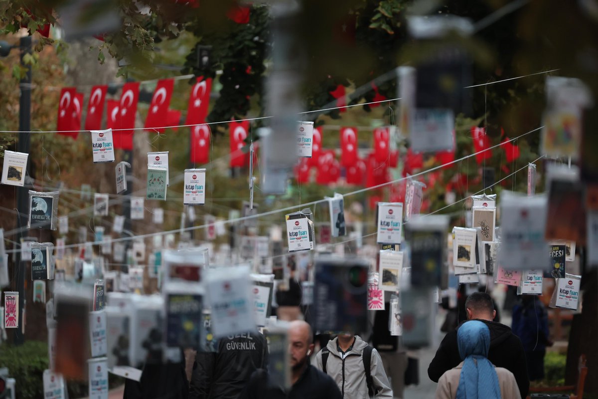 In Kocaeli, the Trees Bloomed with Books Once Again! 🌳📚

For 15 years, with the same excitement, with the same passion
This morning on Cumhuriyet Boulevard, our trees once again bloomed with books, bringing thousands of our fellow citizens together with the joy of reading.