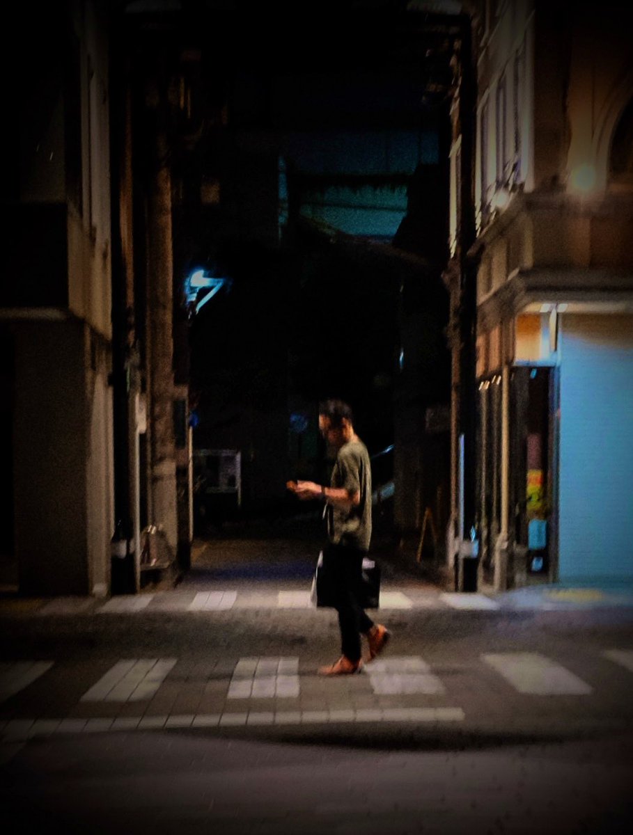 Susurros que arden,
pensamientos que giran,
aire que huele a ciudad,
tentación que se ríe de mí.