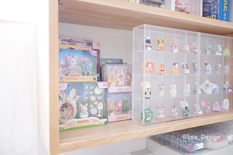 late_Design's tweet photo. 最近誘惑に負けて、赤ちゃんがいっぱい💦作業場の棚に無印のコレクションケースがピッタリだったので、整列してもらいました✨（そしてその後ろに控え選手をそっと隠す…😇）

お家を建ててからミニマリストの範疇超えてる自覚があるので名前から取りました🤣 https://t.co/XTrcxbYlsz