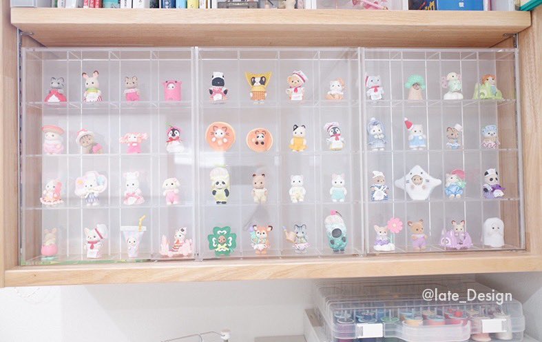 late_Design's tweet photo. 最近誘惑に負けて、赤ちゃんがいっぱい💦作業場の棚に無印のコレクションケースがピッタリだったので、整列してもらいました✨（そしてその後ろに控え選手をそっと隠す…😇）

お家を建ててからミニマリストの範疇超えてる自覚があるので名前から取りました🤣 https://t.co/XTrcxbYlsz
