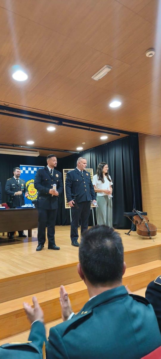 semgencat's tweet image. 📸: La Dra. Clara Canela, cap territorial del SEM a Barcelona, va rebre ahir una distinció per part de la Policia Local d’Olesa de Montserrat, l’acte de commemoració de #SantMiquel, patró de la PL d’#Olesa, @AjuntamentOlesa.
La distinció resulta de la seva actuació davant una