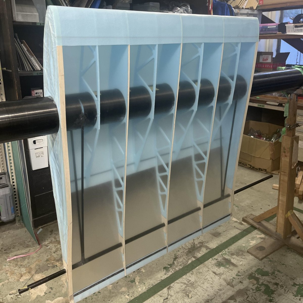 Meister_welcome's tweet photo. 【翼班紹介】
翼班では人力飛行機の翼を作っています！
全長30mを超える主翼や尾翼を担当しています。

大きなパーツを仲間と力を合わせて形にしていく達成感は格別✨
「ものづくりが好き」「チームで挑戦したい」そんな人にぴったりです。

一緒に空を目指しましょう！
#Meister
#鳥人間 https://t.co/aj4agSR2nf