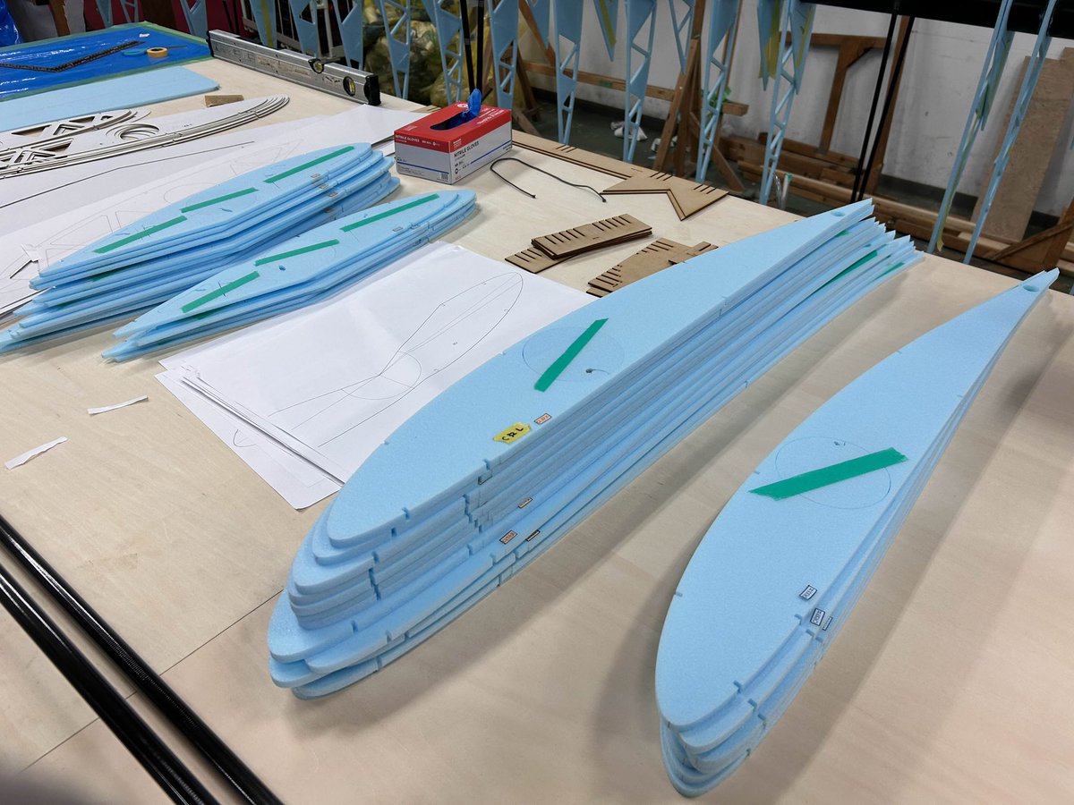 Meister_welcome's tweet photo. 【翼班紹介】
翼班では人力飛行機の翼を作っています！
全長30mを超える主翼や尾翼を担当しています。

大きなパーツを仲間と力を合わせて形にしていく達成感は格別✨
「ものづくりが好き」「チームで挑戦したい」そんな人にぴったりです。

一緒に空を目指しましょう！
#Meister
#鳥人間 https://t.co/aj4agSR2nf